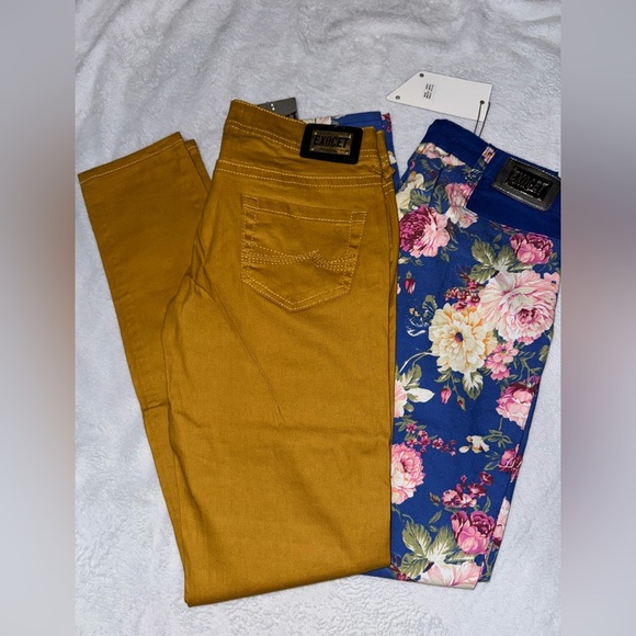 Women's Gold and Floral Pants Set - Picture 1 of 3